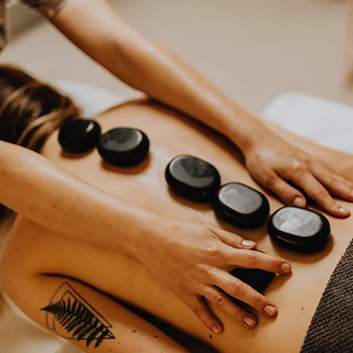 Hot stone massage: wanneer warmte uw lichaam ontspant