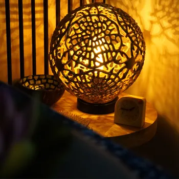 Massageruimte bij NaSiam met warme lampverlichting