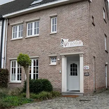 Gevel van massagesalon NaSiam in Sint-Job-in-'t-Goor
